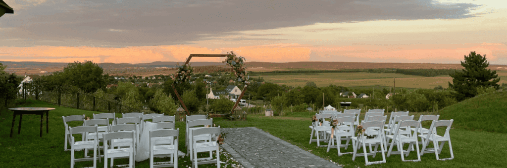 Outdoor Wedding Ceremony Venue at Sunset – Inspirations for the 10 Most Beautiful Entrance Music.