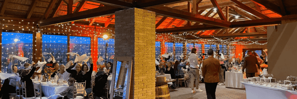 Esküvői vacsora hangulata élő zene után – Vendégek tapsolnak az ifjú párnak az AlmAcoustic Duo fellépését követően.