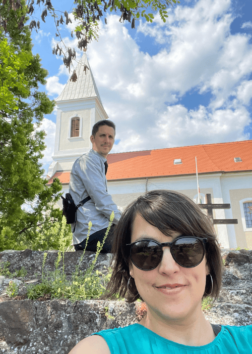 Az AlmAcoustic Duo az esküvői szertartás előtt Az AlmAcoustic Duo (Bencze Alma és Bögöthy Ádám) az esküvői szertartás előtt, háttérben a paloznaki templom.