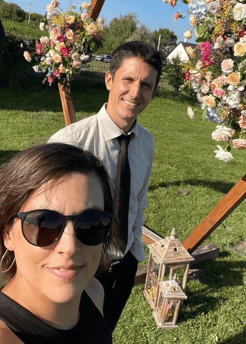 AlmAcoustic Duo before the wedding ceremony outdoors