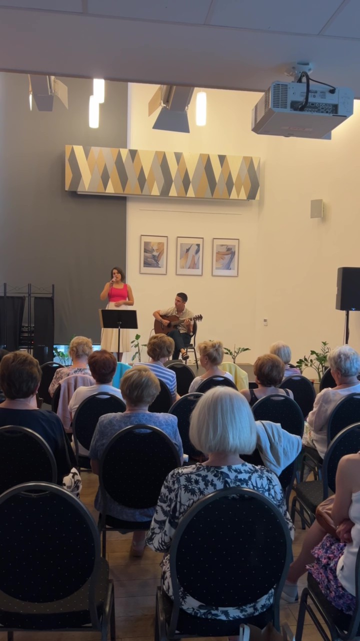 AlmAcoustic Duo concert in the Hegyvidék Cultural Salon with AlmAcoustic Jukebox service